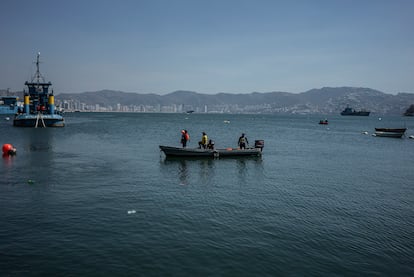 Un equipo de buzos trabaja cerca del puerto de Acapulco.