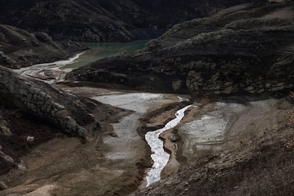 Reportaje sobre la sequía extrema en Cataluña. En la imagen, el cauce del río Cardener que confluye en el embalse de la Llosa del Cavall (Lleida), el 1 de febrero. 