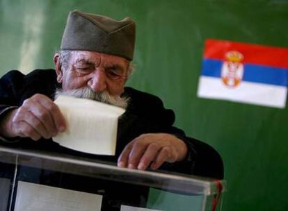 Un serbio de Kosovo vota en la ciudad de Gracanica, siete kilómetros al sur de la capital, Pristina.
