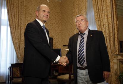 El vicepresidente tercero y ministro de Política Territorial, Manuel Chaves , saluda al presidente de la Federación Española de Municipios y Provincias (FEMP), Pedro Castro, antes de la reunión que mantuvieron ayer en la sede del Ministerio para tratar la situación financiera de los ayuntamientos y la nueva ley de Gobierno Local.