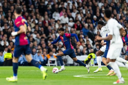 Lamine Yamal dirige el esférico perseguido por varios jugadores del Real Madrid. 