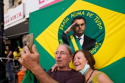 Seguidores de Jair Bolsonaro se toman una selfi en Minas Gerais, en agosto pasado.