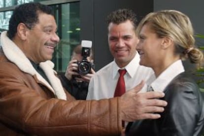 El actor alemán Günther Kaufman (izquierda) en 2005,conversando con sus hijos a la llegada un tribunal de Augsburgo.