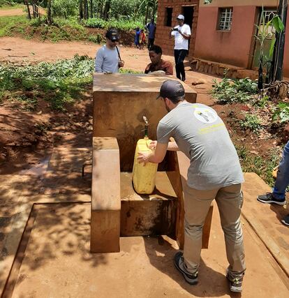 Un empleado de Ferrovial que colabora como voluntario recoge agua en el distrito de Kamonyi (Ruanda).