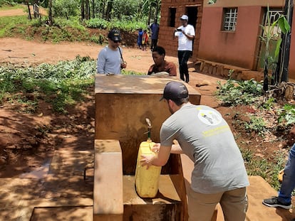 Un empleado de Ferrovial que colabora como voluntario recoge agua en el distrito de Kamonyi (Ruanda).