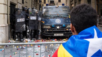 La policía se protege del lanzamiento de objetos en una protesta por la sentencia del 'procés' en 2019.