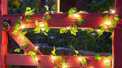 Artículo de EL PAÍS Escaparate que describe las características de esta guirnalda de hiedra con luces led para el jardín.