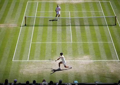 Carlos Alcaraz (en primer término) y Taylor Fritz, en un momento de la semifinal de Wimbledon, este viernes.