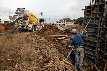 Un hombre trabaja en un proyecto de vivienda en Cali (Colombia), en 2023.