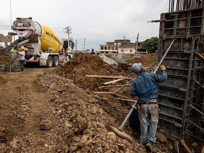 Un hombre trabaja en un proyecto de vivienda en Cali (Colombia), en 2023.