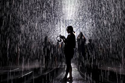 Una visitante contempla una instalación artística durante la exhibición 'Rain Room', en el museo de Shanghái (China).