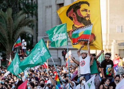 Partidarios de Boric celebran la victoria del candidato izquierdista este domingo en Santiago.