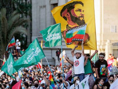 Partidarios de Boric celebran la victoria del candidato izquierdista este domingo en Santiago.