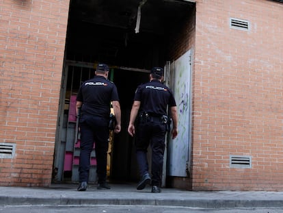 Agentes de la Policía Nacional entran este martes en un edificio de la calle José Garrido, que estaba okupado.