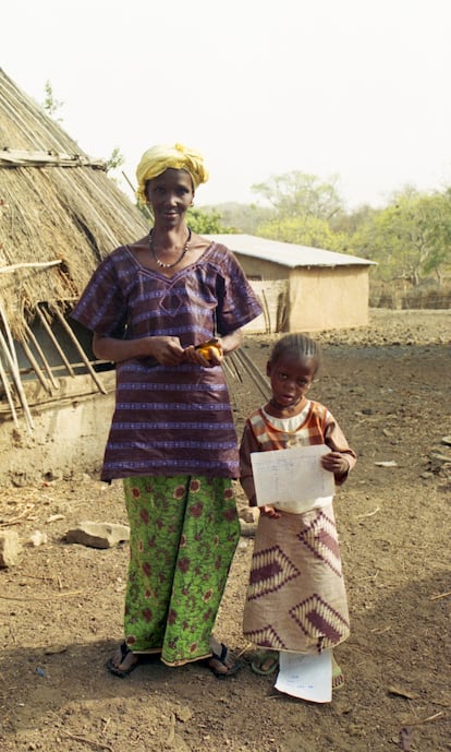Hawa Dialo pela un mango para su hija Dalanda (Nandoumary). Las mujeres suelen ser ofrecidas en matrimonio a edad muy temprana, y la mitad de ellas forman parte de uniones polígamas en las que comparten la carga del trabajo doméstico.
