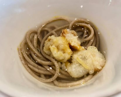 Soba kakiage de de navajas y berberechos / Capel