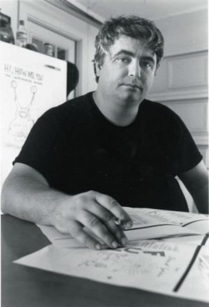 Daniel Johnston ante su más famosa creación.