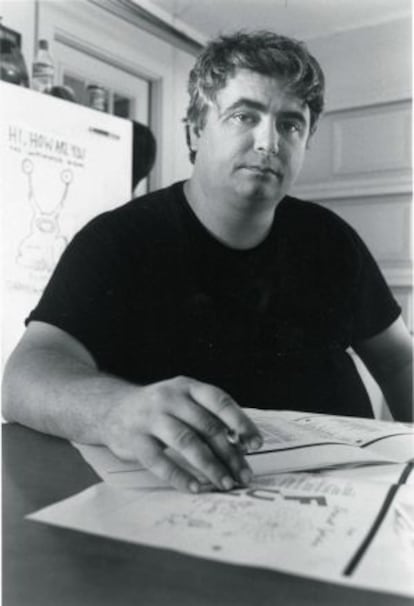 Daniel Johnston ante su m&aacute;s famosa creaci&oacute;n.