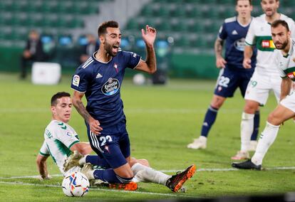 El centrocampista del Celta Brais Méndez cae en el área del Elche tras una entrada de Iván Marcone.