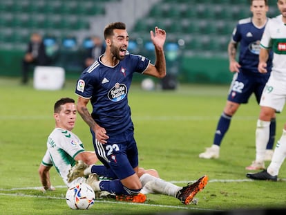 El centrocampista del Celta Brais Méndez cae en el área del Elche tras una entrada de Iván Marcone.