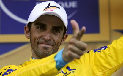Alberto Contador, en el podio con el maillot amarillo.