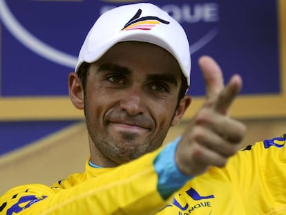 Alberto Contador, en el podio con el maillot amarillo.