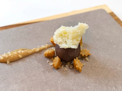 Cremoso de fartón con un interior de horchata y petacetas, bañado en chocolate y acompañado de un bizcocho aéreo de churros y churros crujientes.