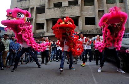 Desfile em comemoração ao Ano Novo chinês em um bairro oriental de Calcutá, na Índia.