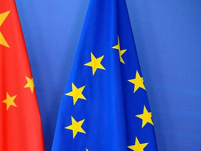 Banderas de China y la UE en una cumbre  eurochina.