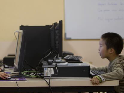 Niños con ordenadores en clase de informática, en el colegio público Reina Violant de Barcelona.