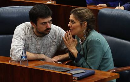 Ram&oacute;n Espinar y Lorena Ruiz-Huerta, en un pleno de la Asamblea de Madrid.