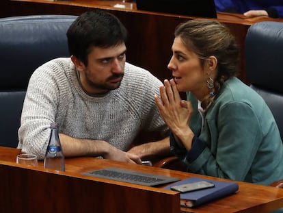 Ram&oacute;n Espinar y Lorena Ruiz-Huerta, en un pleno de la Asamblea de Madrid.