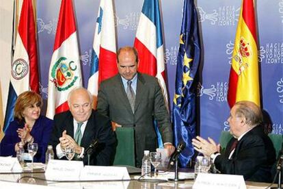 El ministro de Exteriores, Miguel Ángel Moratinos, y el presidente andaluz, Manuel Chaves, ayer en Sevilla.