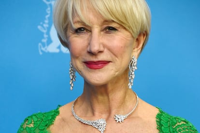 La excelsa Helen Mirren no duda en señalar lo rídicula que es la discriminación por edad entre las actrices, lo contó así a The Wrap: "Es jodidamente escandoloso. Es ridículo. Sinceramente, es incordiante. Todos hemos visto las pelis de James Bond, y cuanto más se acerca al geriátrico, sus chicas se vuelven más y más jóvenes. Es muy molesto". 

	 