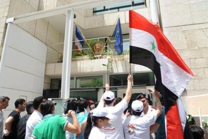 Sirios manifestándose frente a la embajada francesa en Damasco