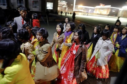 Varias mujeres vestidas con trajes tradicionales caminan por la plaza principal Kim II Sung en el centro de Pyonyang (Corea del Norte). 