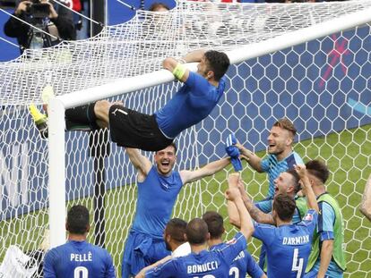 Buffon e sua já famosa comemoração depois da vitória contra Espanha.