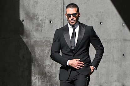 El actor Miguel Ángel Silvestre a su salida de la capilla ardiente del diseñador, este sábado.