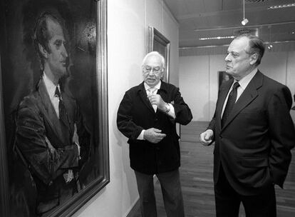 La nueva sala de exposiciones de la Asamblea de Madrid acoge una muestra del pintor madrileño Álvaro Delgado ( i) , en la foto junto a Sabino Fernández Campo ( d) ante una de las pinturas del rey don Juan Carlos.