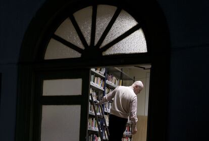 Un colaborador trabaja en la biblioteca de La Tabacalera. Uno de los colectivos de La Tabacalera se ocupa de organizar los libros que recibe el centro a través de donaciones. El préstamo es libre.