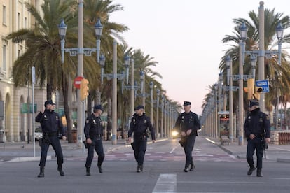 Agents de la Policia Nacional, al perímetre de seguretat al voltant de la Llotja de Mar de Barcelona.