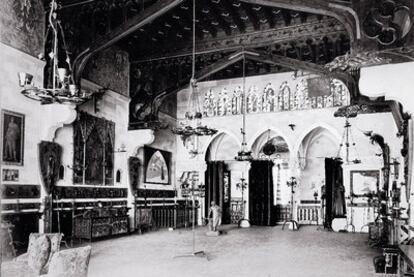 Interior del gran Salón del Cau Ferrat de Sitges, entre 1894 y 1896, en la época en que la habitaba Santiago Rusiñol.