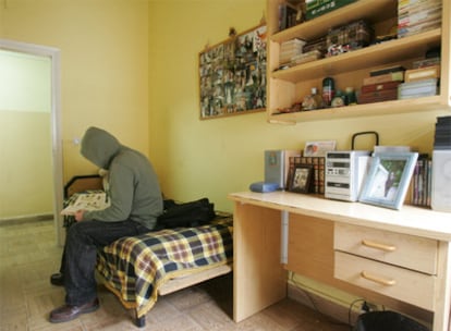 Un joven en un alojamiento de Cáritas en Bilbao para personas en riesgo de exclusión. Muchos acogidos cobran la Renta de Garantía.
