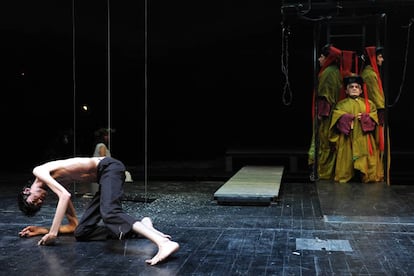 Javier Botet (i), y Emilio Gavira en una escena de &#039;Frankenstein&#039;, en los teatros del Canal de Madrid en 2010.