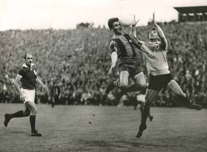 Kocsis cabecea ante Costa Pereira en la final de 1961.