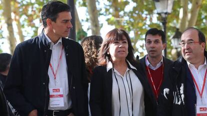 El secretario general del PSOE, Pedro Sánchez, y la presidenta, Cristina Narbona, junto a Miquel Iceta, camino a la reunión del Comité Federal del partido.