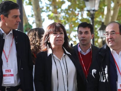 El secretario general del PSOE, Pedro S&aacute;nchez, y la presidenta, Cristina Narbona, junto a Miquel Iceta, camino a la reuni&oacute;n del Comit&eacute; Federal del partido. 