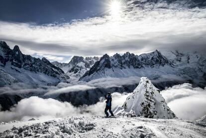 Un esquiador observa el macizo del Mont Blanc en los Alpes.