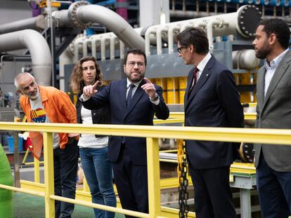 Los candidatos a las elecciones del 12-M charlan entre sí, durante la foto de campaña de EL PAÍS en una desalinizadora.