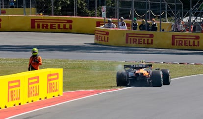 Lando Norris, de McLaren, camina hacia el pit lane tras chocar este domingo.